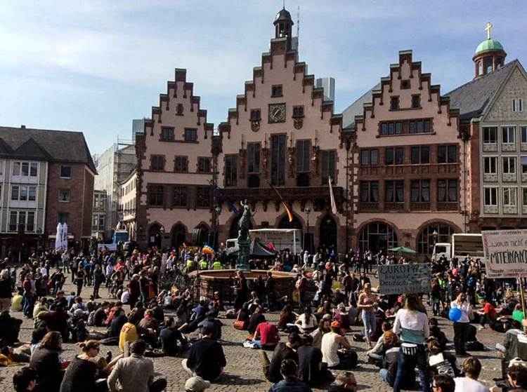 Entre 15.000 e 20.000 pessoas protestaram nesta quarta-feira em Frankfurt contra a política do Banco Central Europeu