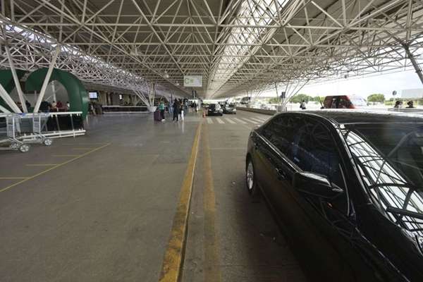 Carro luxuoso aguarda cliente no Aeroporto Internacional de Brasília