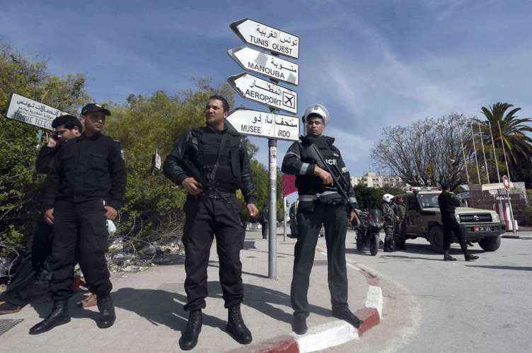 Policiais tunisianos fazem segurança nos arredores do Museu Nacional do Bardo