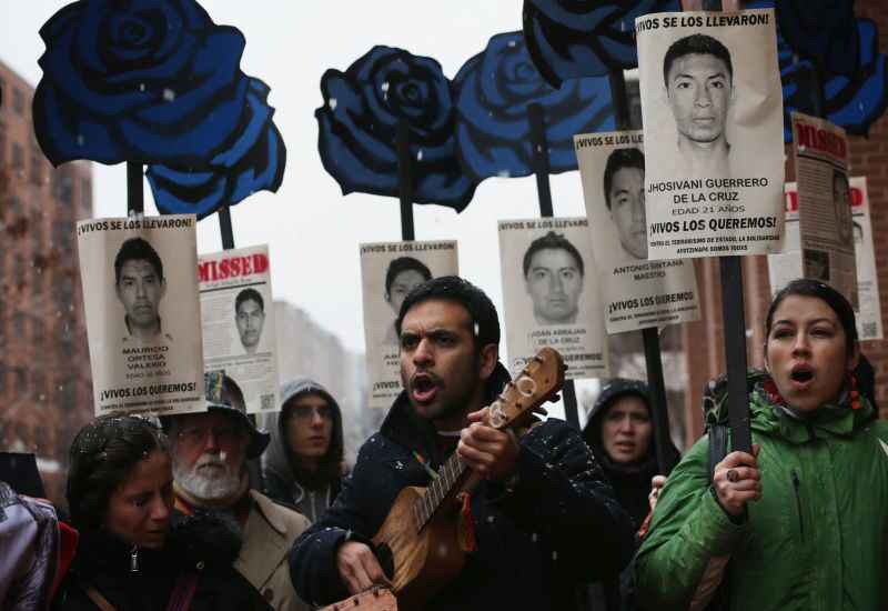 Ativistas protestam contra a forma como o governo mexicano está lidando com o desaparecimento forçado de 43 estudantes no ano passado em Iguala