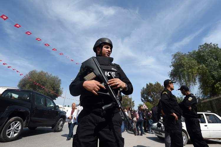 As forças de segurança tunisinas montam guarda perto do Museu Nacional Bardo em Tunis, dia 19 de março