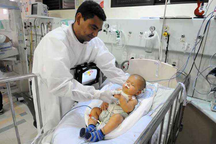 Pedro Gomes de Oliveira, o Pedrinho, na UTI neonatal do Felício Rocho: bebê cativou equipe médica e enfermeiros, como Wagner