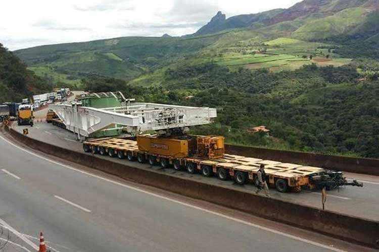 Local está interditado desde a noite de sábado por uma carreta com carga excedente que teve pane mecânica. Congestionamento já ultrapassa 18 quilômetros