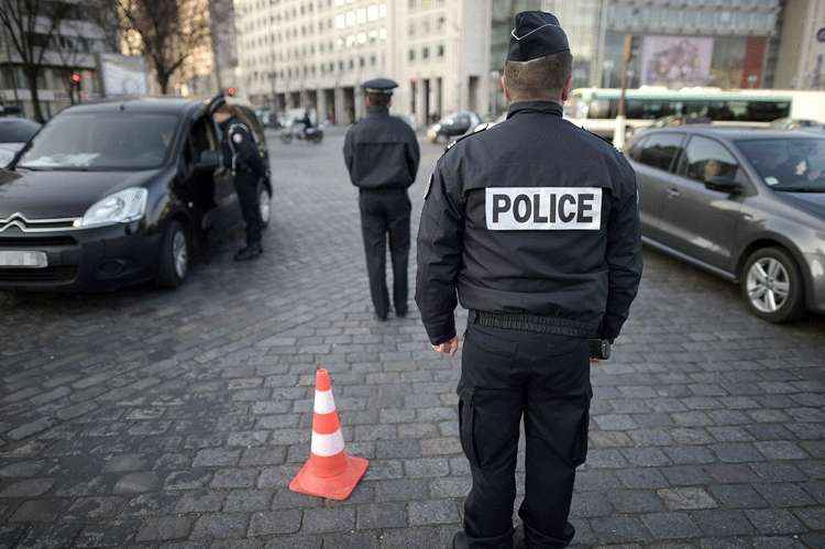 Policiais controlam entrada de veículos nas ruas de Paris. Multa por descumprimento do rodízio chega é de 22 euros