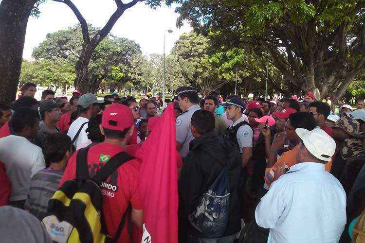 Segundo os manifestantes, o governador teria sinalizado cadastros em programas habitacionais para a concessão de lotes