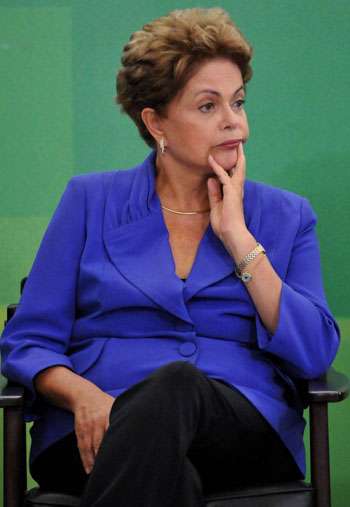 Popularidade de Dilma é um dos fatores que prejudicam a saída do Brasil da crise, segundo o jornal