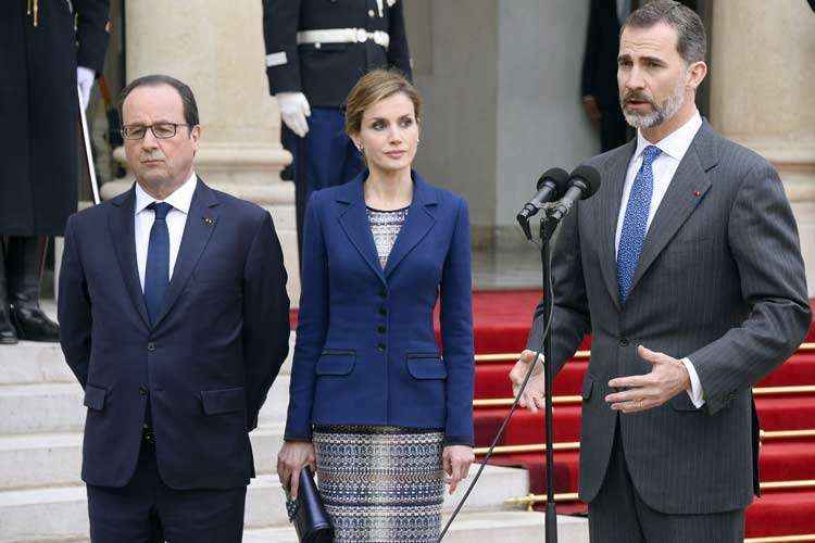 Rei da Espanha Felipe VI fala com a imprensa junto ao presidente francês, François Hollande e a Rainha Letizia, depois de uma reunião no palácio presidencial do Eliseu, nesta terça