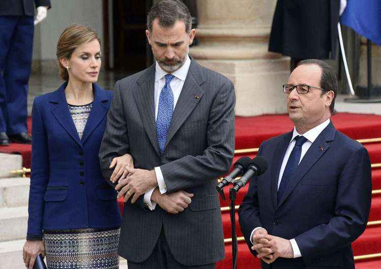 Presidente Francois Hollande em pronunciamento à imprensa ao lado do rei da Espanha, Felipe VI, e esposa, após encontro no palácio residencial Elysee, em Paris