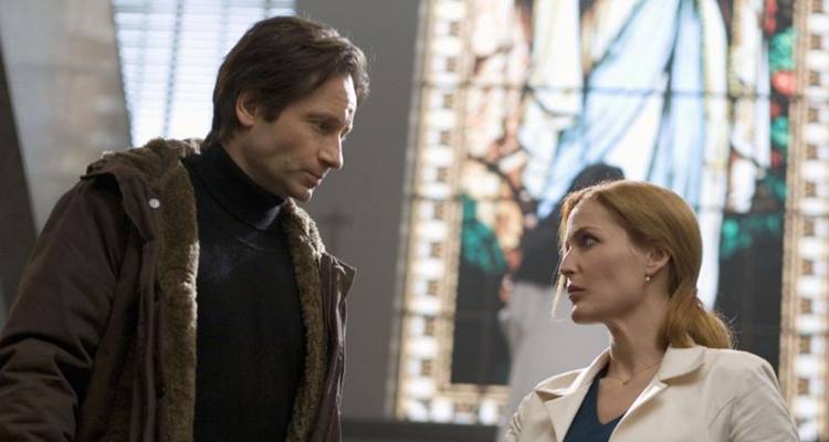 David Duchovny e Gillian Anderson em um dos filmes da franquia