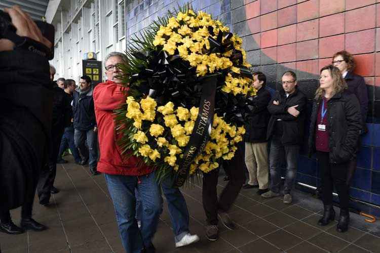 Funcionário de aeroporto El Prat de Barcelona leva uma coroa de flores para homenagear as vítimas do acidente de um Airbus A320