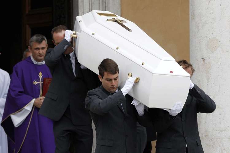 Caixão da veterana da natação francesa e campeã Olímpica Camille Muffat sendo carregado após cerimônia de funeral em Nice