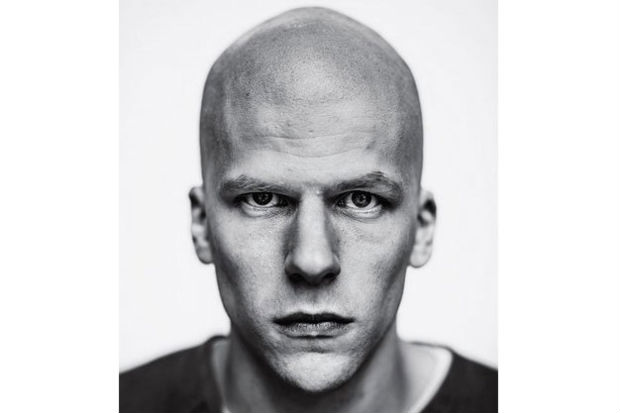 Jesse Eisenberg com a típica careca de Lex Luthor em 