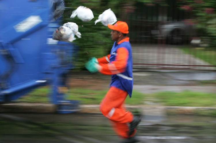 Os funcionários da empresa municipal de limpeza do Rio, Comlurb, fizeram uma greve de uma semana