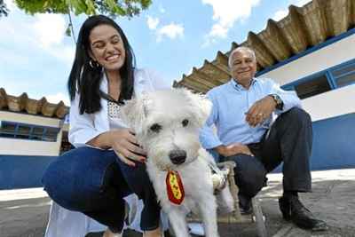 Cláudia e Luiz com o cachorro Marquito, que foi abandonado no local: cuidado profissional e carinho