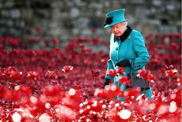 Rainha Elizabeth II, em foto de outubro de 2014, enfrenta a primeira greve de funcionários da família real