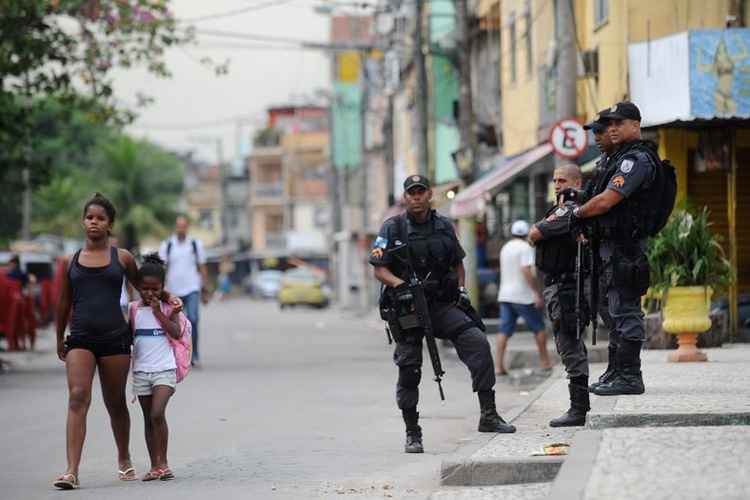 Mais de 200 policiais atuam junto a Força de Pacificação no patrulhamento e no atendimento a ocorrências no complexo da Maré, desde novembro do ano passado