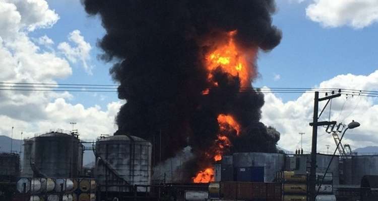 A maior dificuldade, segundo os bombeiros, é fazer com que a água chegue até o ponto do incêndio