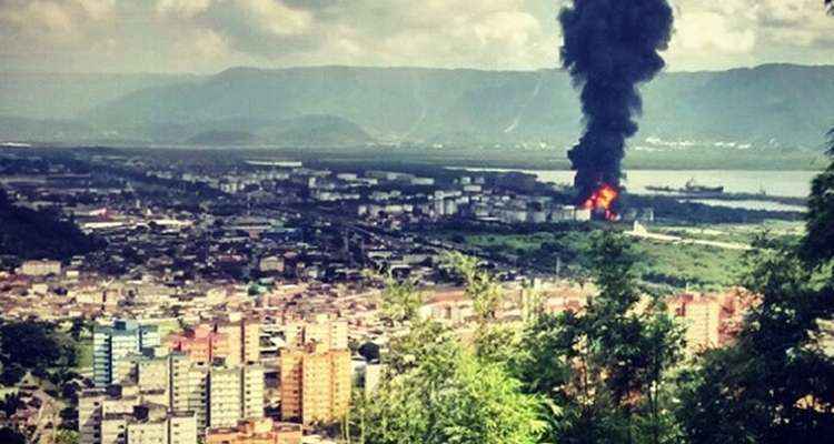 As chamas podem ser vistas de vários pontos de Santos