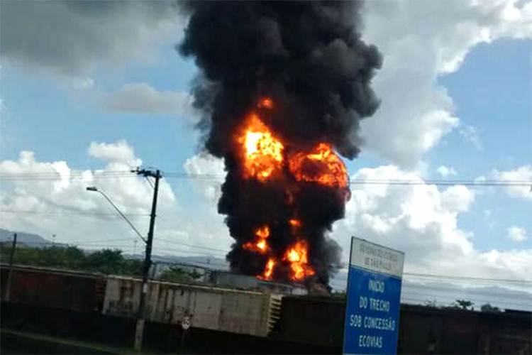 O fogo atingiu vários tanques de combustíveis no setor industrial do Porto Saboó, em Santos (SP) na manhã desta quinta-feira (2/4)