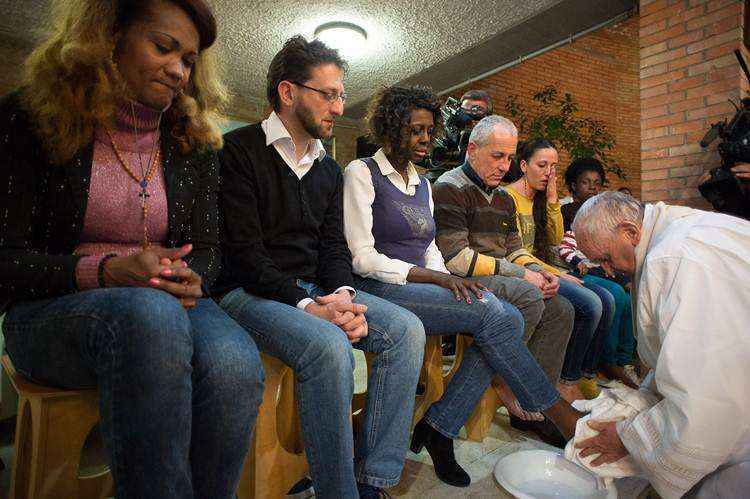 Papa Francisco lavando os pés dos prisioneiros durante uma cerimônia na prisão de Rebibbia, em Roma