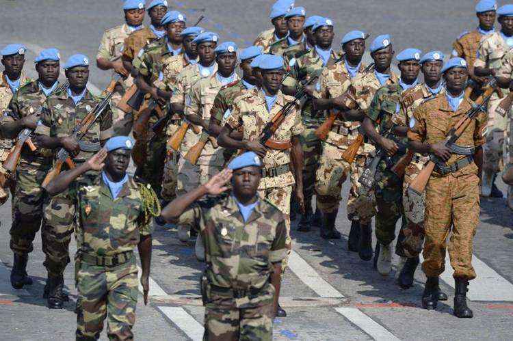 Membros da força de estabilização das Nações Unidas para o Mali (MINUSMA) marcham em Paris. Segundo  porta-voz da ONU, uma investigação concluiu integrantes provocaram a morte por arma de fogo de três manifestantes