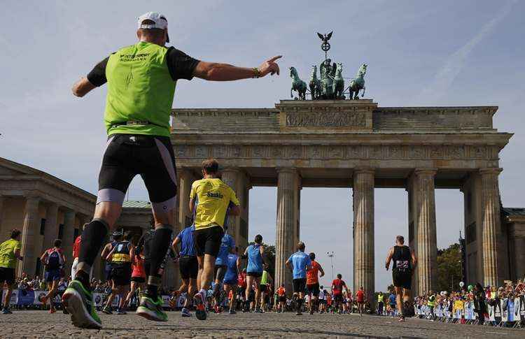 Maratona de Berlim atrai centenas de corredores profissionais e amadores. Evento é oportunidade para conhecer outras culturas, interagir com moradores e ampliar o número de amigos