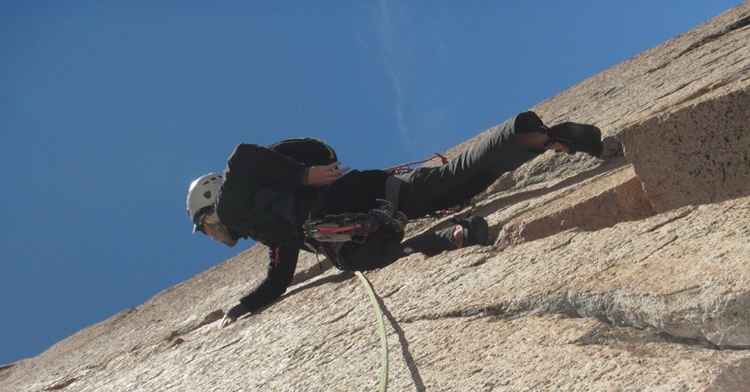 O geógrafo Johannes Peixoto pratica a escalada mesmo durante as férias; na foto, o Valle del Frey