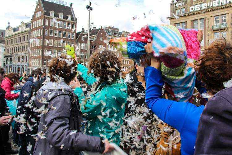 Dia Internacional da Guerra de Travesseiros é celebrado em vários países