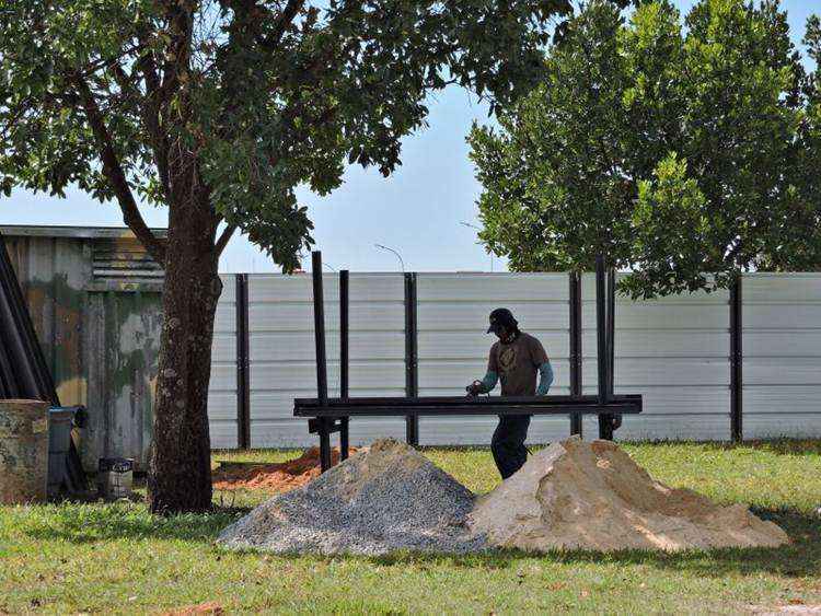 O terreno reservado ao memorial já está cercado de tapume: o isolamento da área irritou movimento que luta contra a construção do monumento