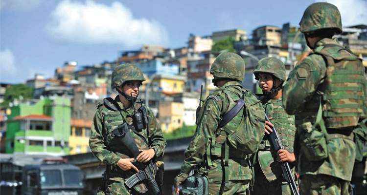 Pezão anunciou que, com os novos policiais, as Forças Armadas deixarão a favela