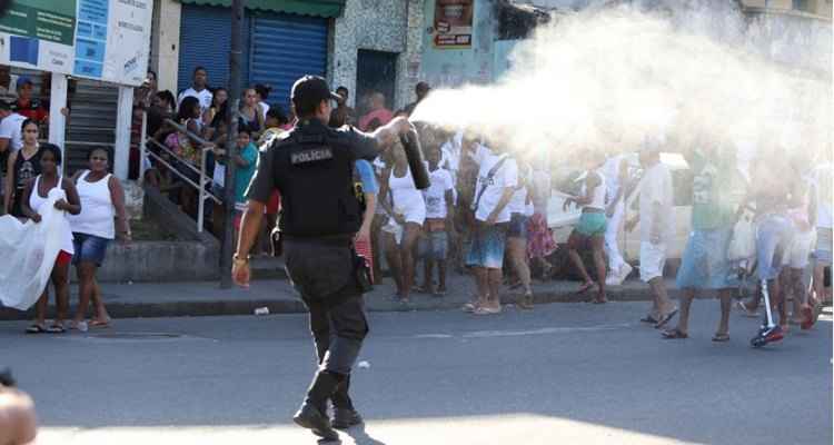 Polícia usa spray de pimenta para dispersar ato na comunidade