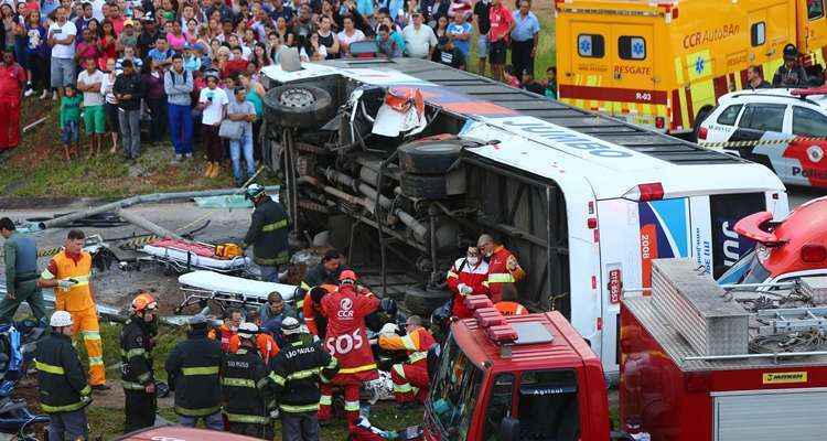 Concessionária que administra a rodovia, AutoBan, informou que o acidente bloqueia o sentido capital paulista, gerando congestionamento de três quilômetros