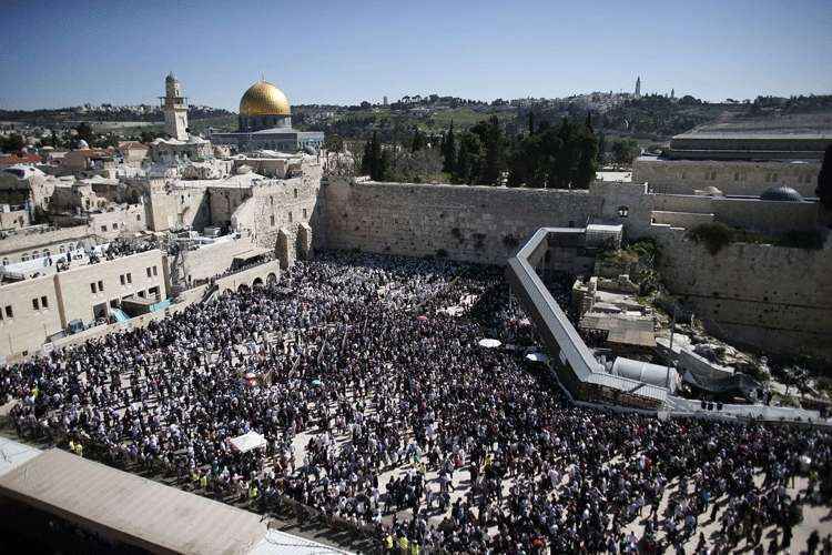 Fim da Páscoa do judeus em Jerusalém é marcado por cerimônia no Muro das Lamentações