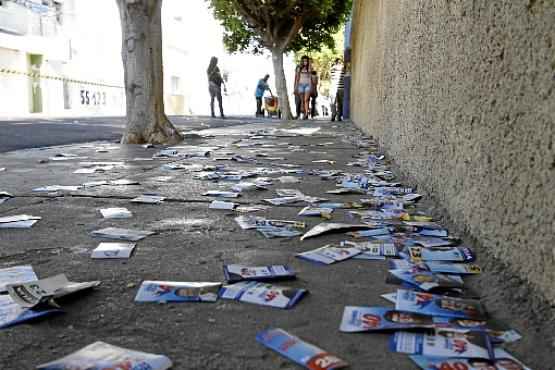 Santinhos espalhados em cidade do interior de Pernambuco: candidato pego em fraude paga nova eleição