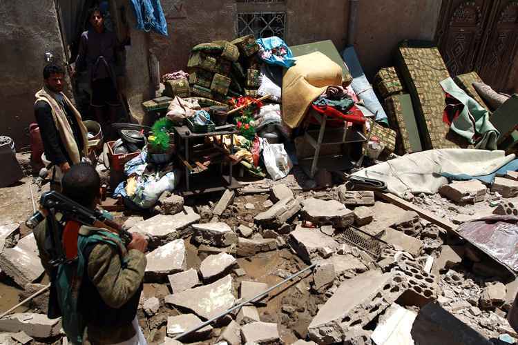 Casas foram destruídas perto do aeroporto de Sanaa, em 31 de março, após um ataque aéreo