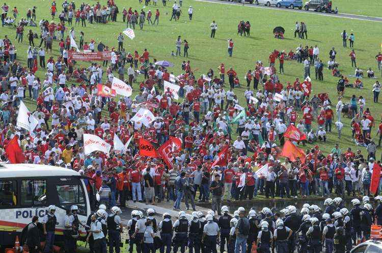 Polícia Militar diz que 2 mil manifestantes e 200 policiais estiveram no local; houve confronto na tarde desta terça-feira