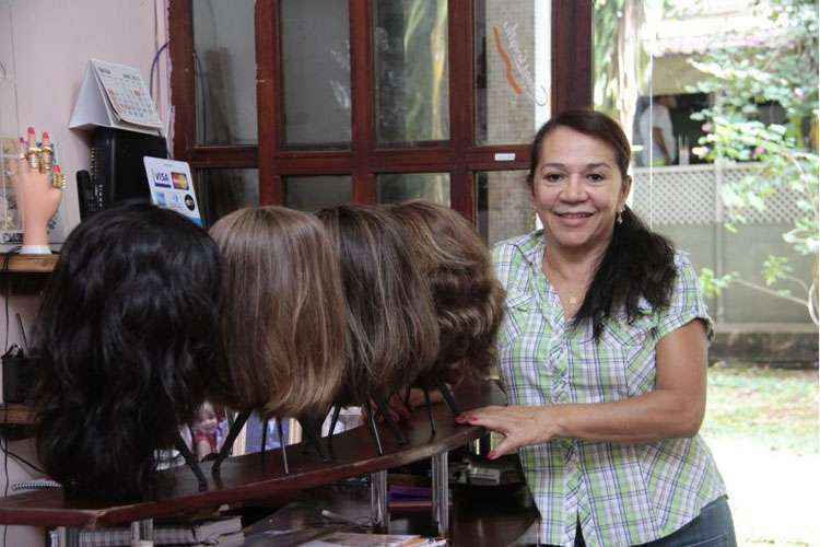 A cabeleireira Dorine afirma que fazer as perucas é missão pra vida toda