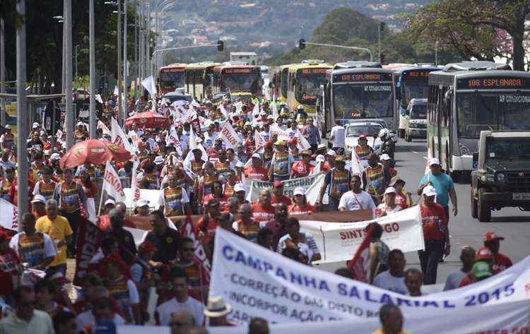 O presidente da Câmara, deputado Eduardo Cunha, prometeu a votação do projeto sobre terceirização ainda nesta quarta-feira (8/4)