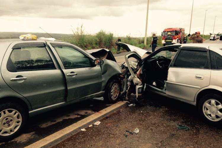 Uma das ocupantes do Fiat Palio (à esquerda) teve múltiplos ferimentos