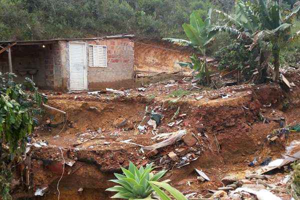 Erosão assusta moradores