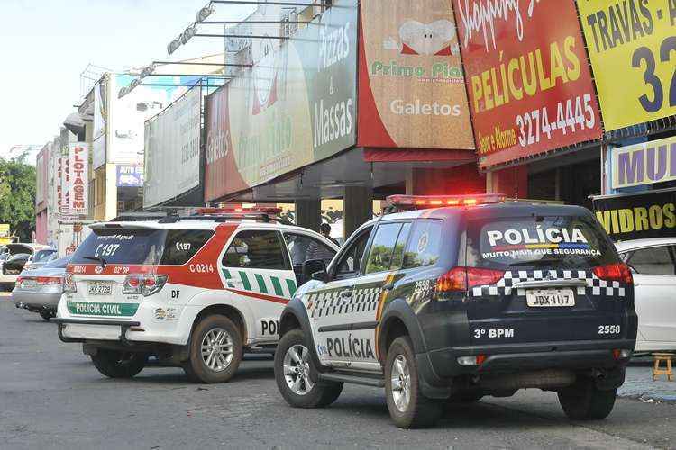 A polícia investiga o paradeiro do comerciante, que teria fugido com a arma do crime