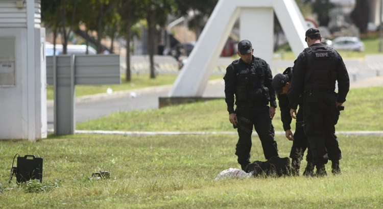 Uma mochila foi abandonada no Anexo do Museu Nacional por volta do meio dia. Às 13h21, a hipótese de que haveria explosivos foi descartada