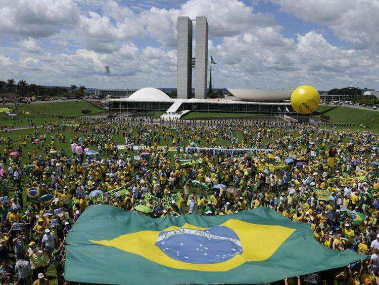 Protesto terminou no Congresso Nacional: não faltou cartazes nem bandeiras