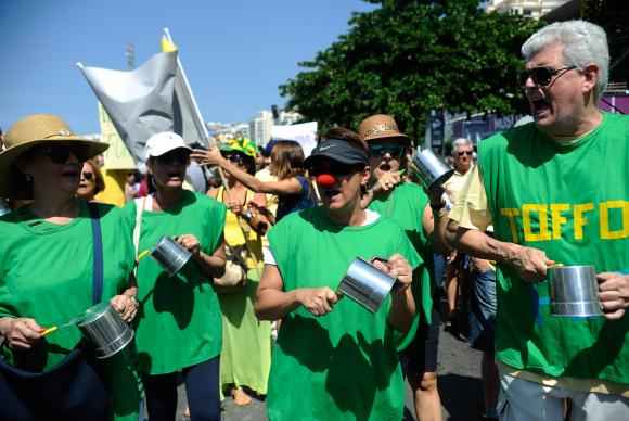 Pessoas de diversos movimentos políticos e com diferentes bandeiras marcham por uma das pistas da Avenida Atlântica, em Copacabana, zona sul do Rio