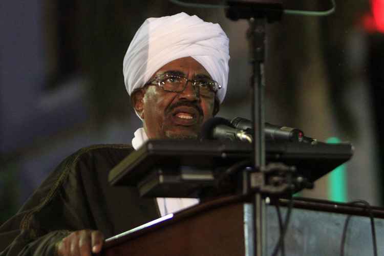 O presidente sudanês, Omar al-Bashir dá um discurso durante a celebração para marcar os 59 anos de independência da Grã-Bretanha, em Cartum, em 31 de dezembro de 2014