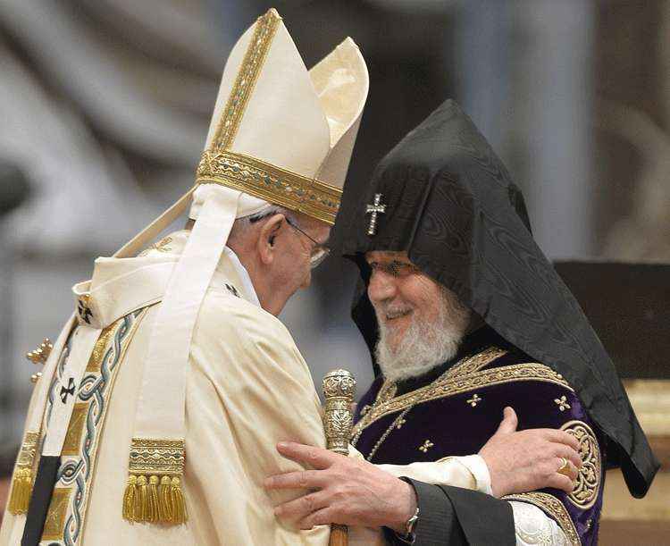 Papa Francisco cumprimenta o Supremo Patriarca do Católicos da Armênia durante missa em homenagem aos 100 anos da 