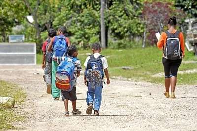 Crianças e adolescentes caminham rumo à escola municipal da comunidade quilombola de Engenho: segurança e dignidade garantidas para as próximas gerações