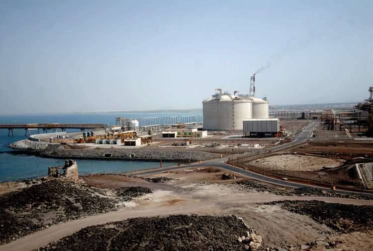 Foto de arquivo de junho de 2010 mostra o terminal de gás do Iêmen, situado em Belhaf, no golfo de Áden