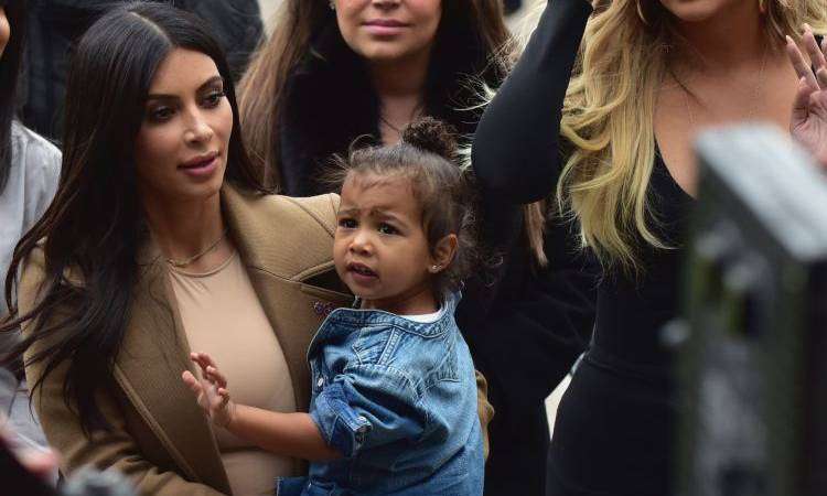 Kim Kardashian e Kanye West levam filha a Jerusalém para batizado