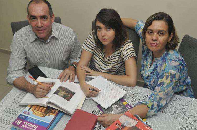 Lorena Dias contou com o apoio dos pais, Alexandre Magno e Lilian Dias, para estudar em casa